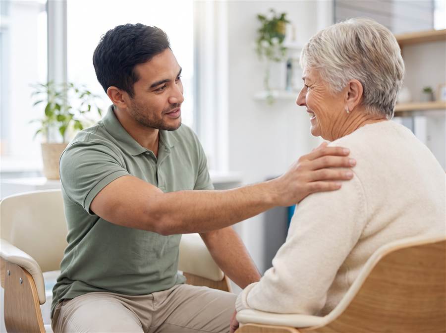 Kinesiólogo escuchando con atención a un paciente en Recupera